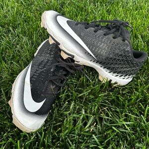 The NIKE VAPOR ULTRAFLY 2 KEYSTONE BLACK WHITE CLEATS in size 8.5 Baseball